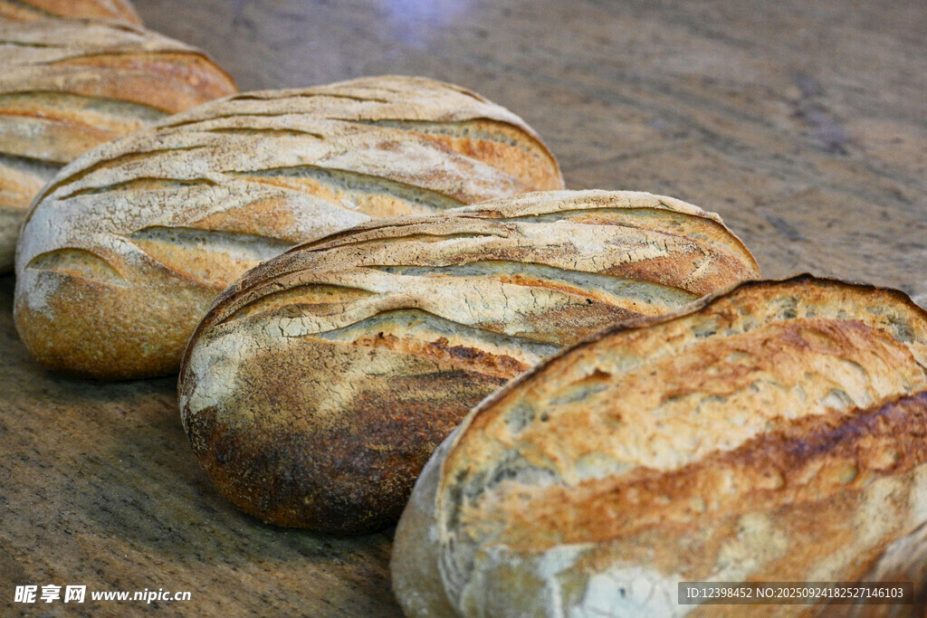 新鲜出炉的美味手工面包