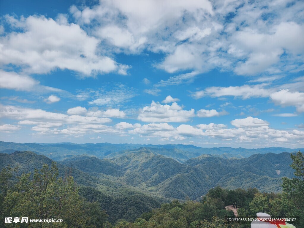 壮丽山景与蓝天白云
