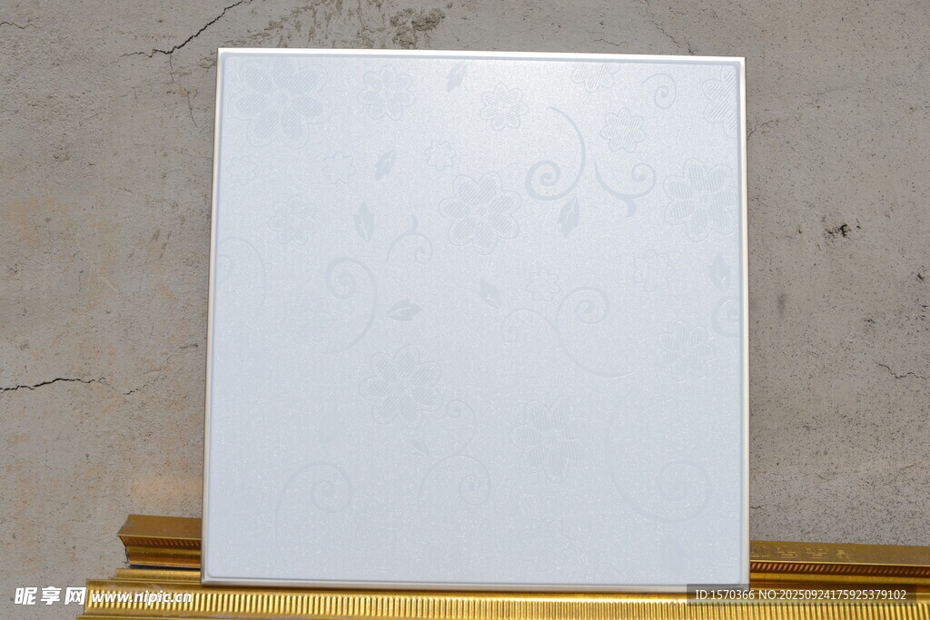 空白画板置于木架上