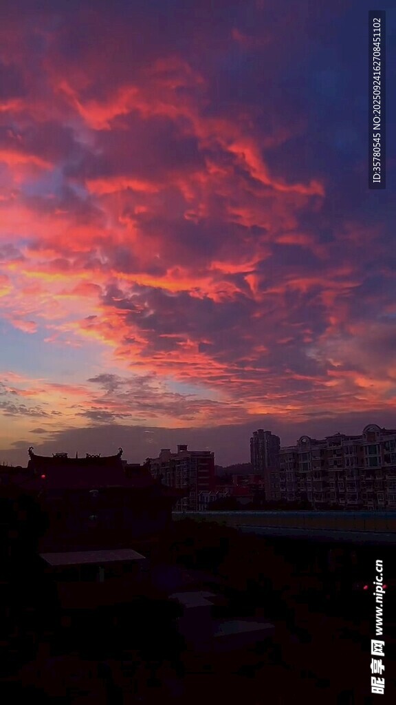 城市上空绚丽的晚霞