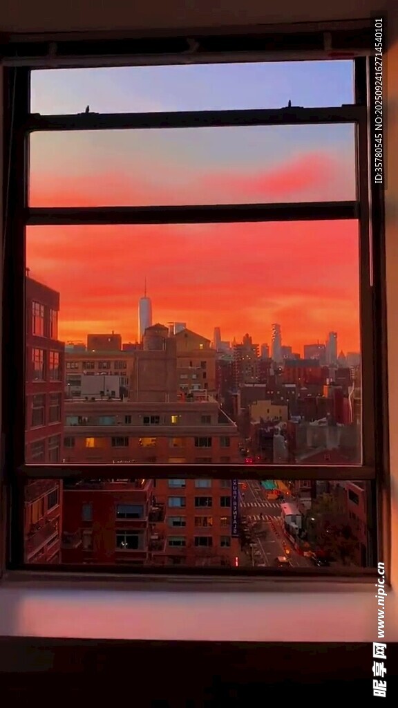 窗边赏城市绚丽晚霞