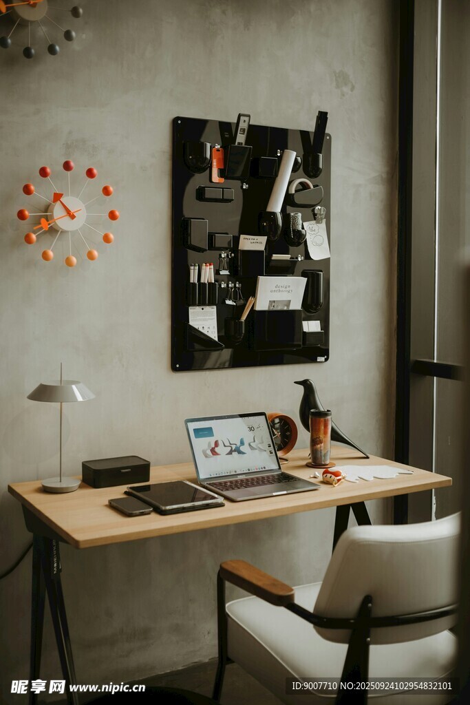 简约风居家办公书桌场景