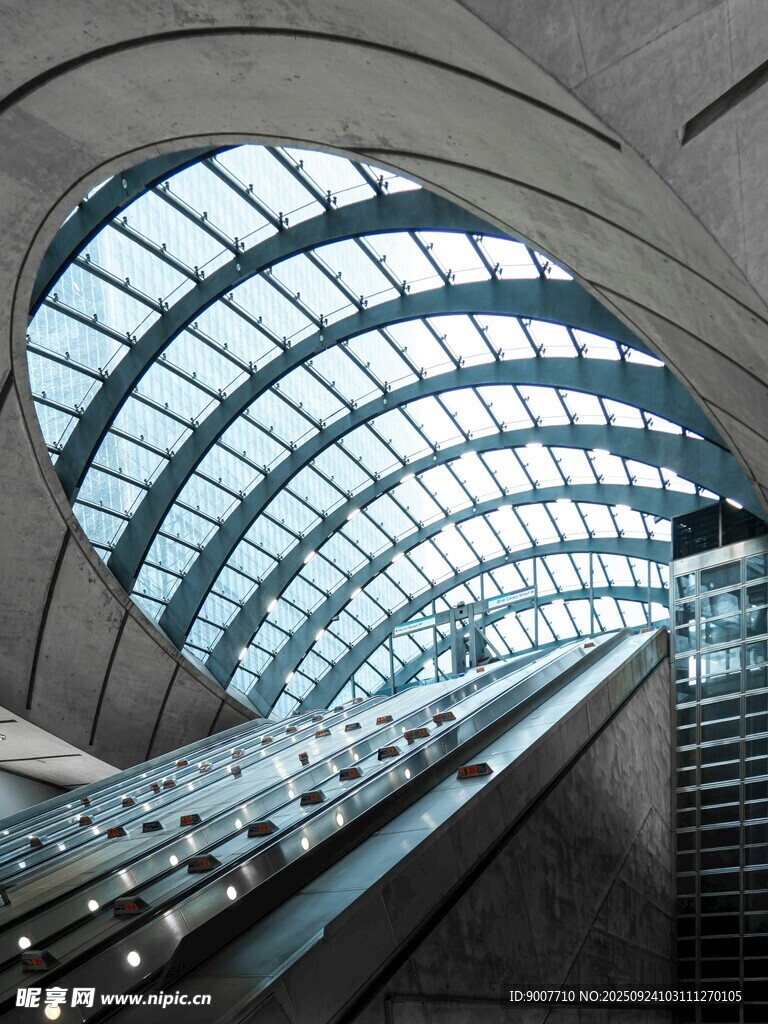 现代风格的玻璃穹顶建筑