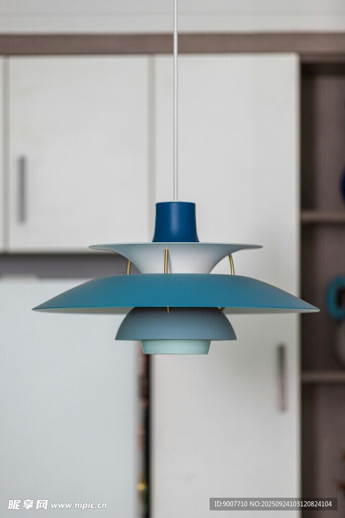 简约蓝色多层吊灯设计