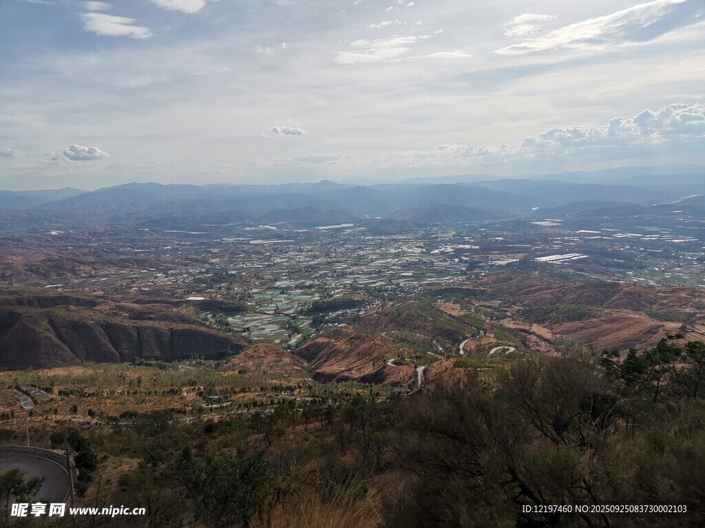 俯瞰壮丽山谷与城市景观