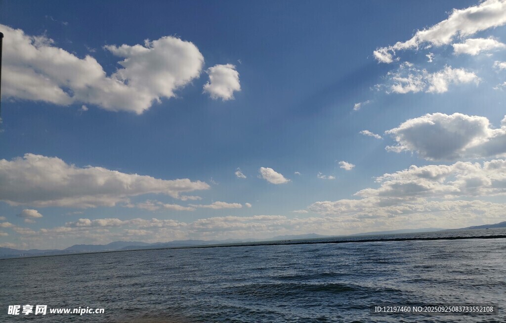 蓝天碧海间的美丽天际线