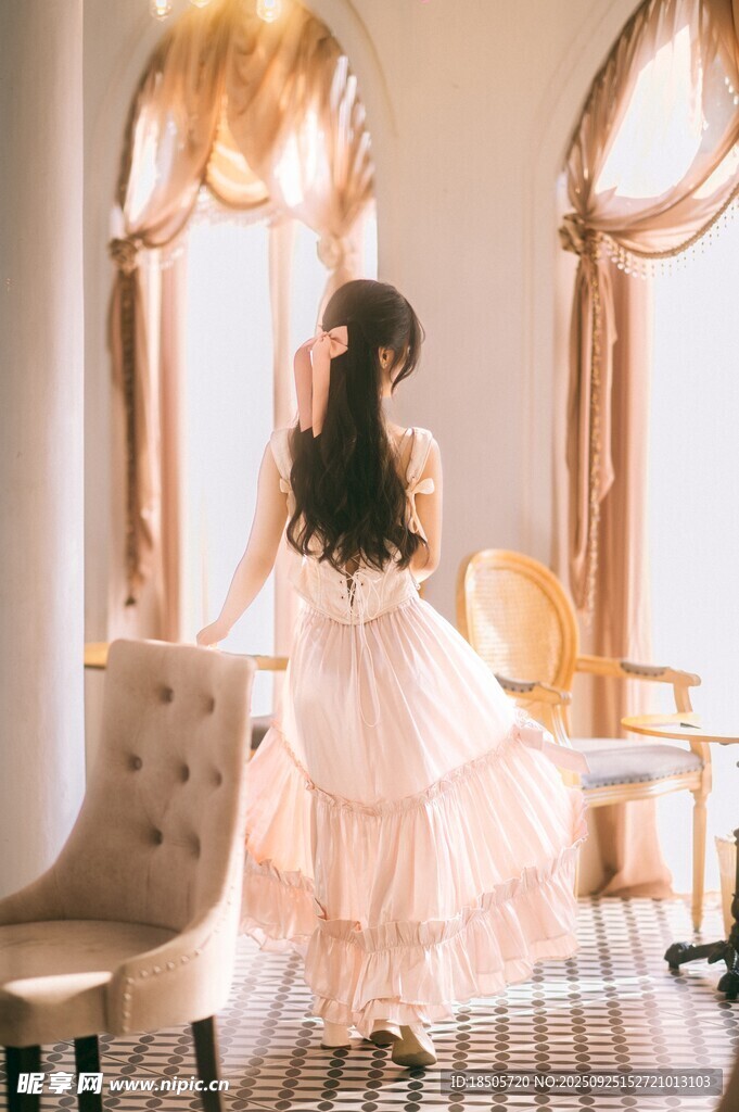 优雅女孩于温馨室内赏景