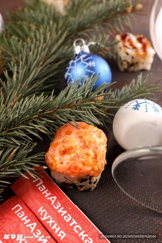 圣诞装饰与书籍的温馨组合