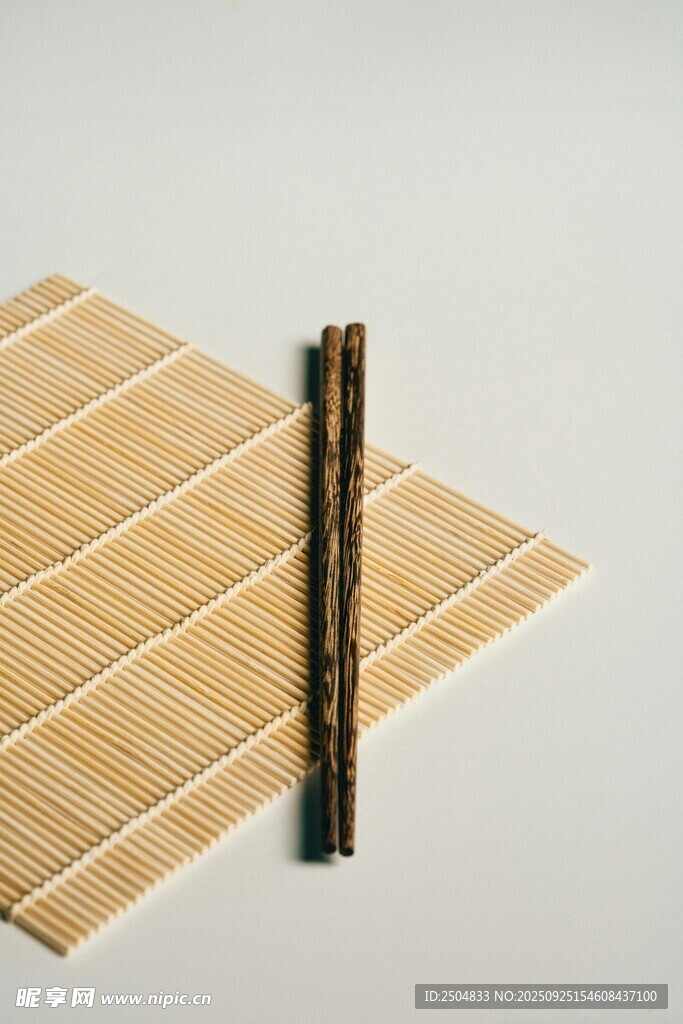 竹制餐垫配精致筷子