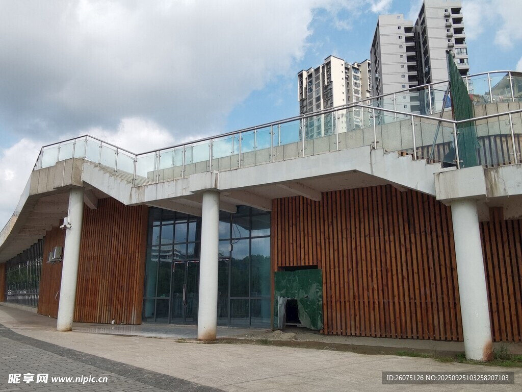 现代风格弧形建筑外观