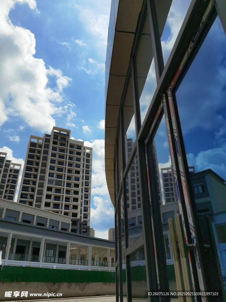 现代建筑与蓝天白云景观