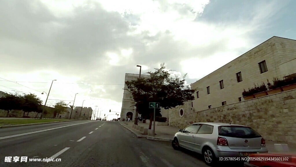 城市道路旁的车辆与建筑