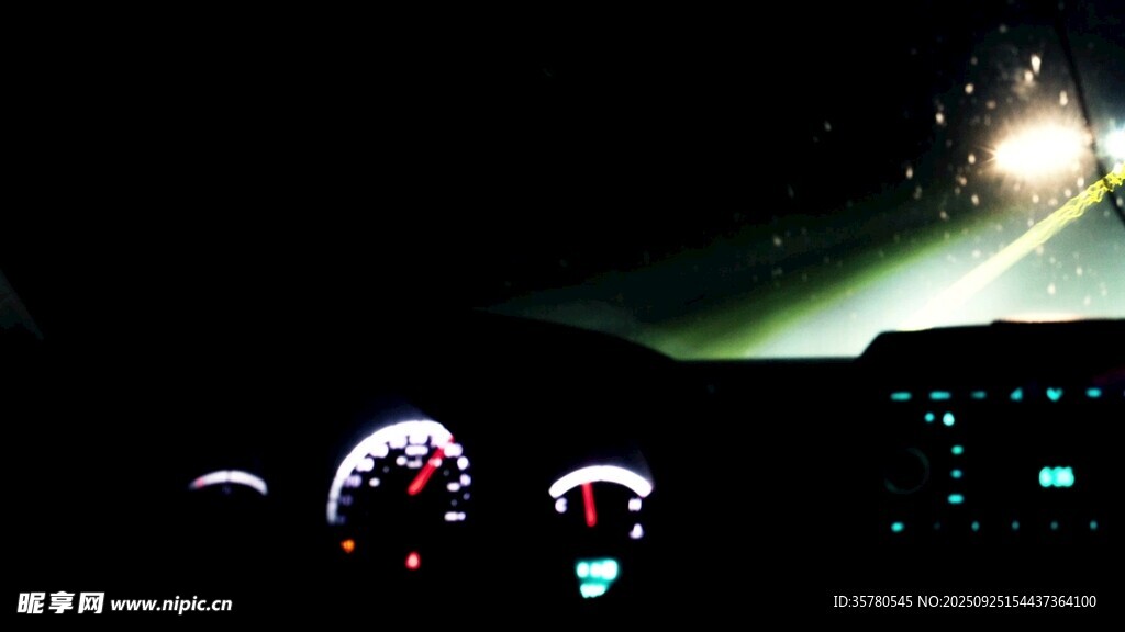 车内视角的夜间飞行景象