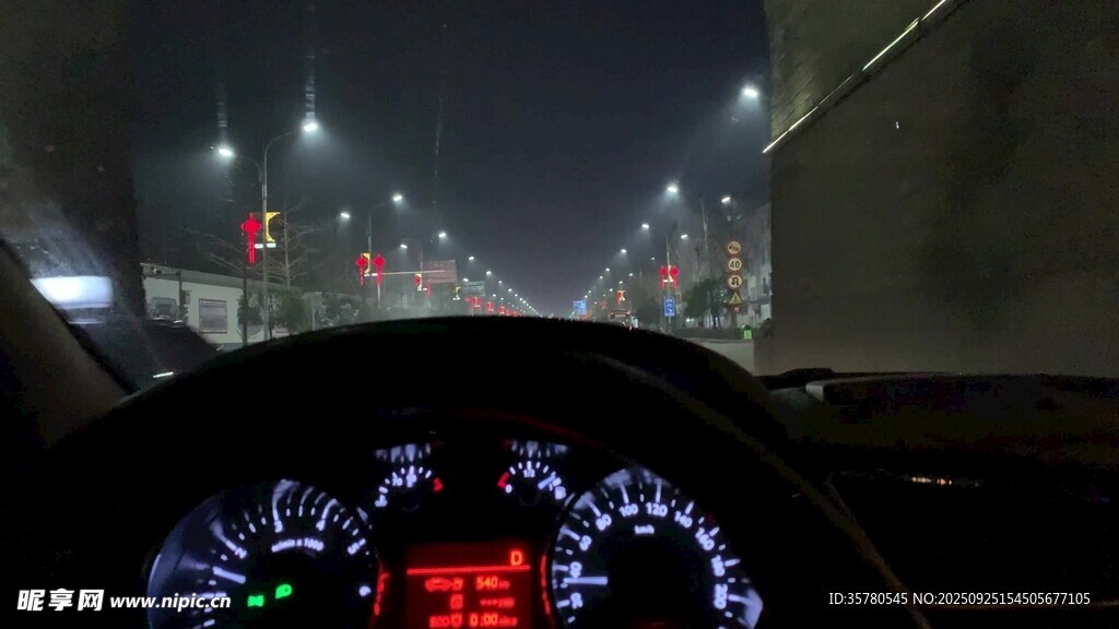 车内视角的城市夜路景象