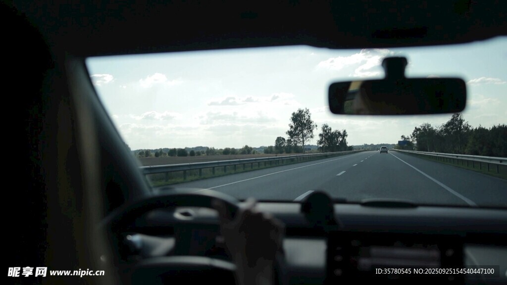 车内视角的公路驾驶场景