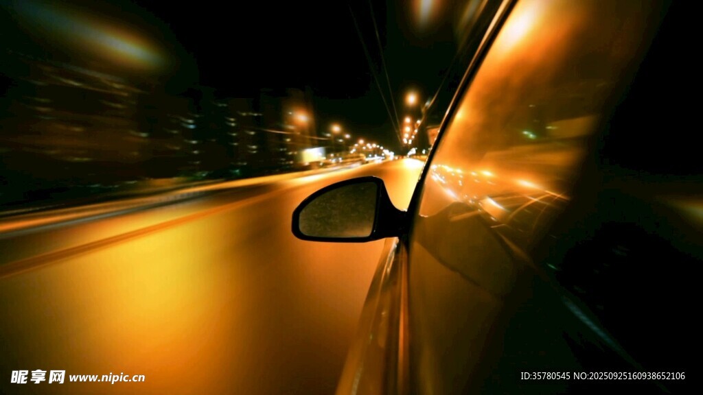 车内视角的夜间道路景象