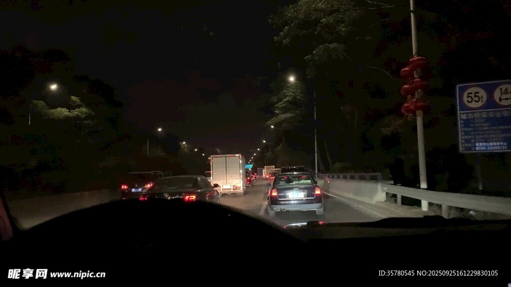 夜晚城市道路行车景象