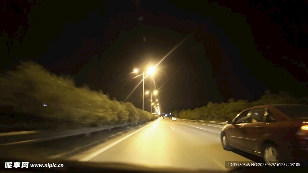 夜间公路行车场景