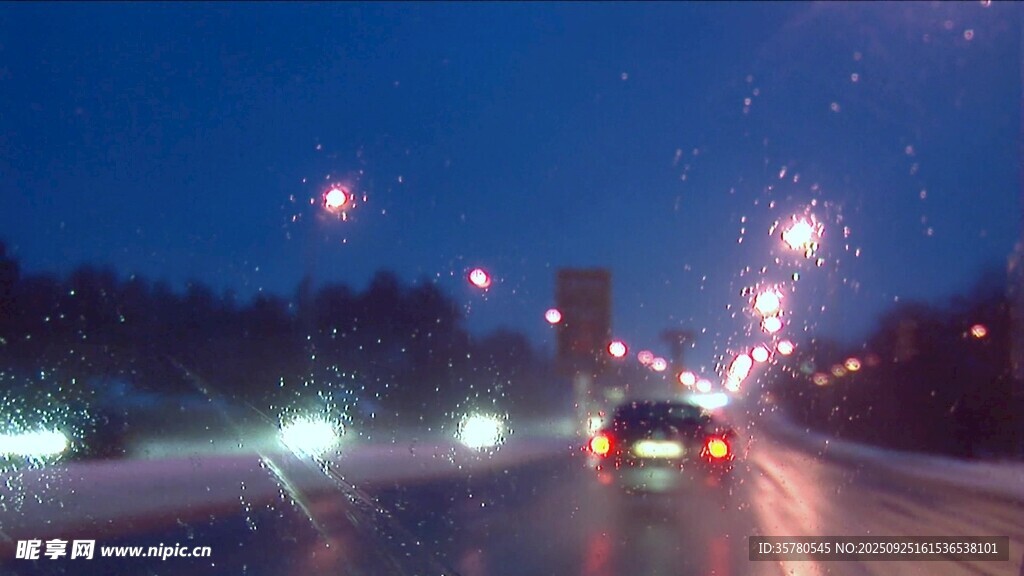 雪夜公路上行驶的车辆