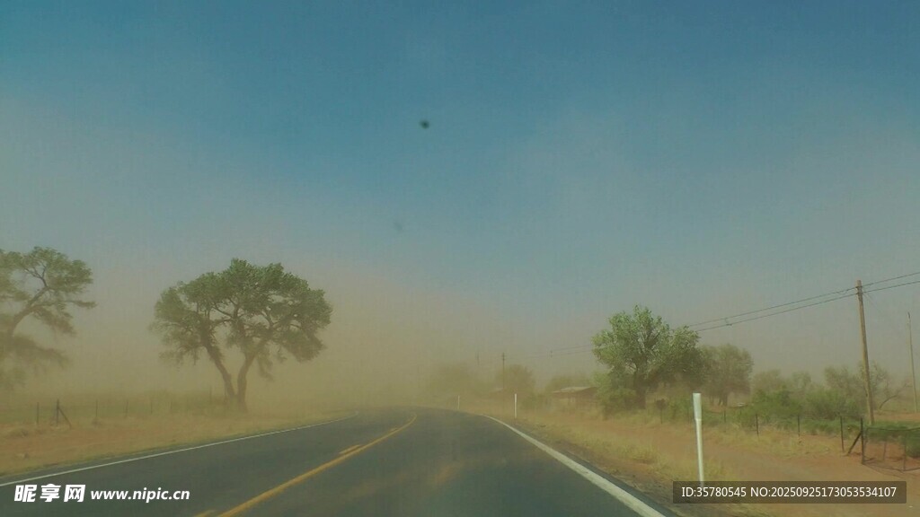 公路上的沙尘天气景象
