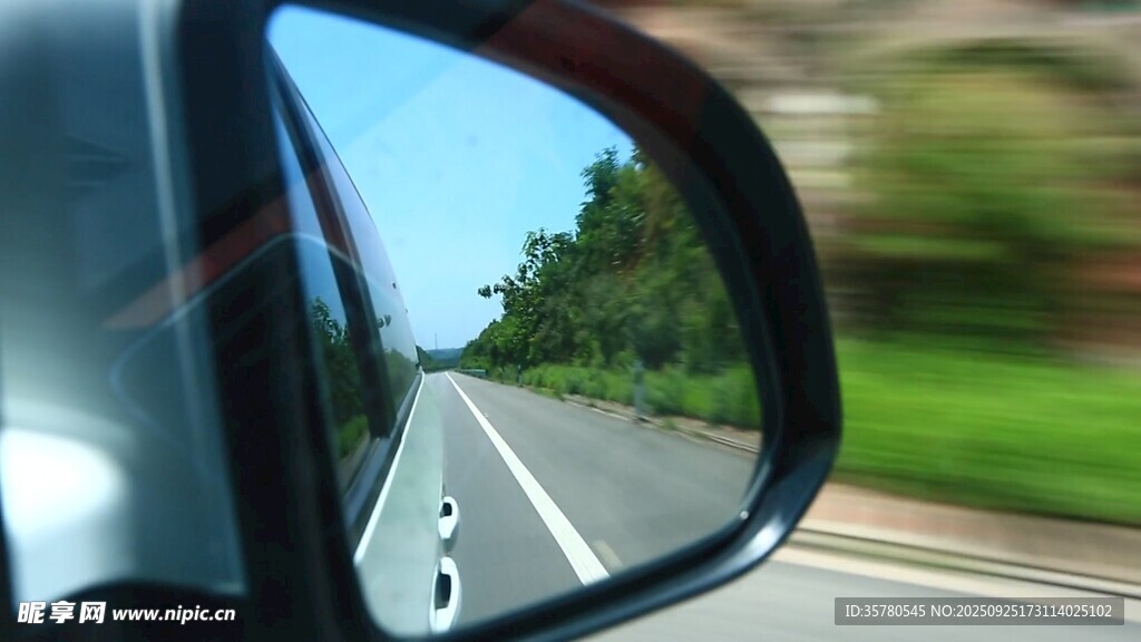 车后视镜中的道路风景