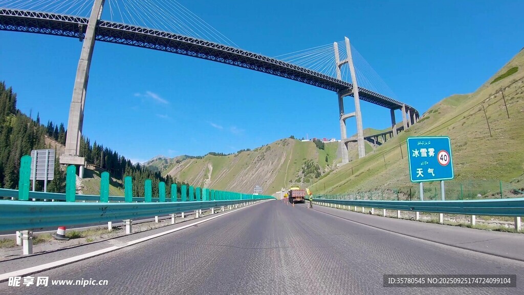公路上的高架桥风景