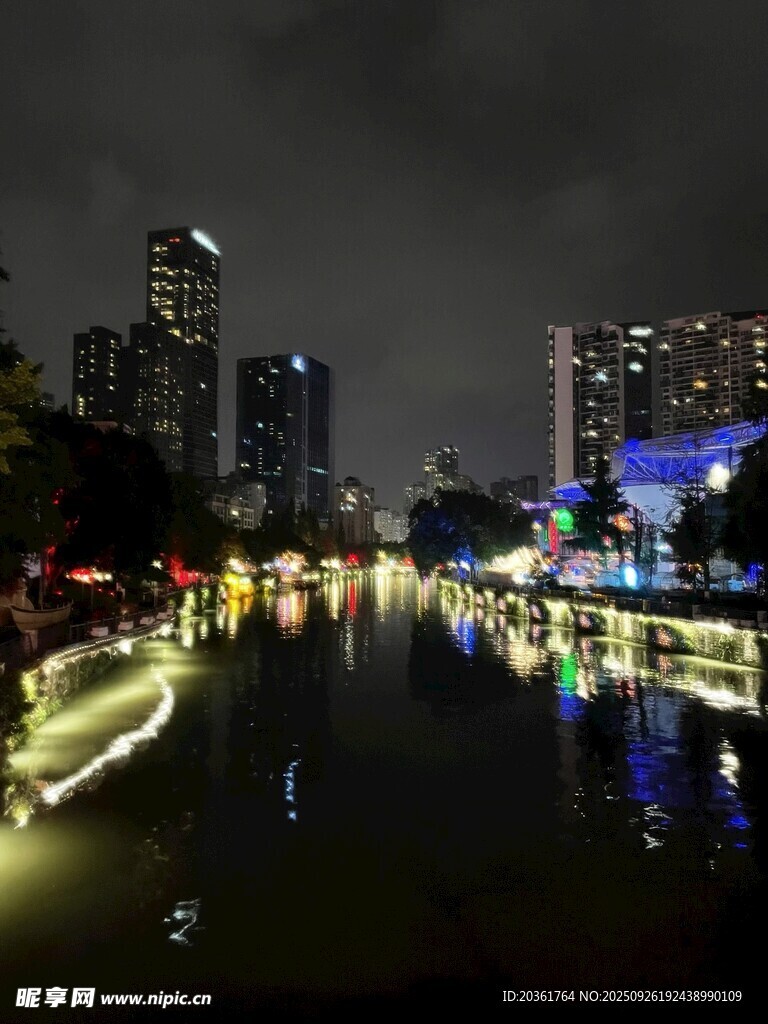 城市河畔璀璨夜景