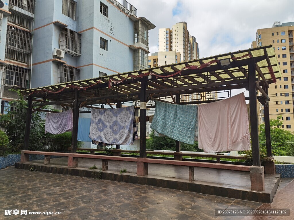 户外晾衣区多彩衣物飘扬