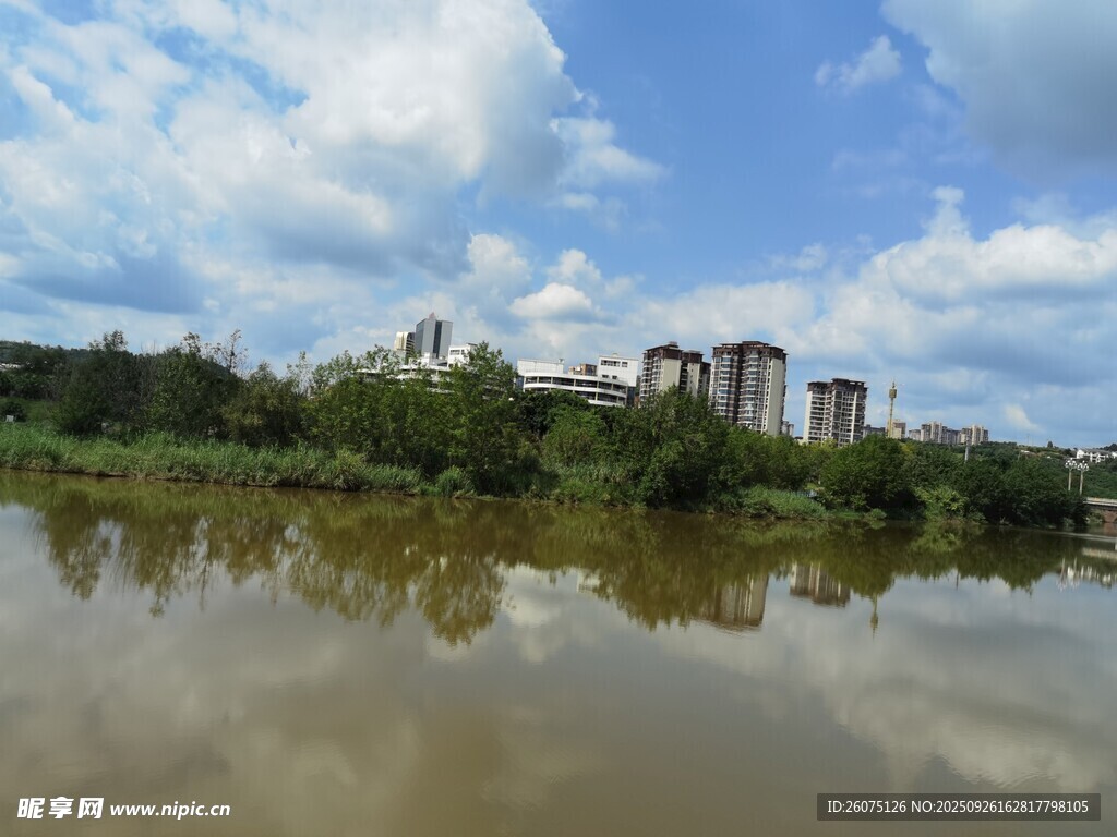 河畔城市风光倒影美景
