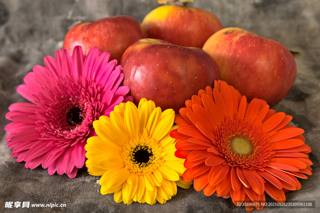 多彩鲜花与红苹果组合