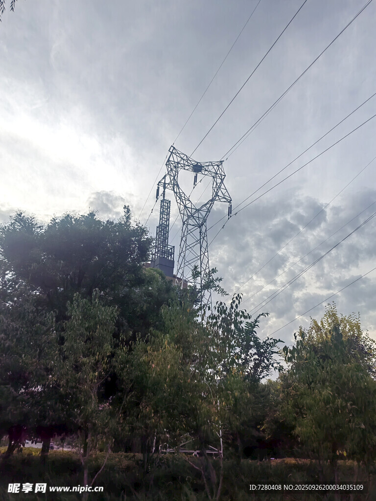 高压输电塔与周边景致