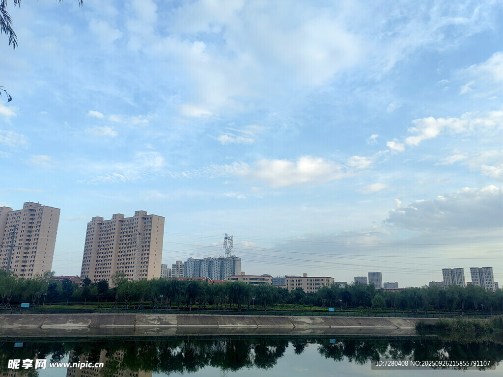 城市河畔风景蓝天