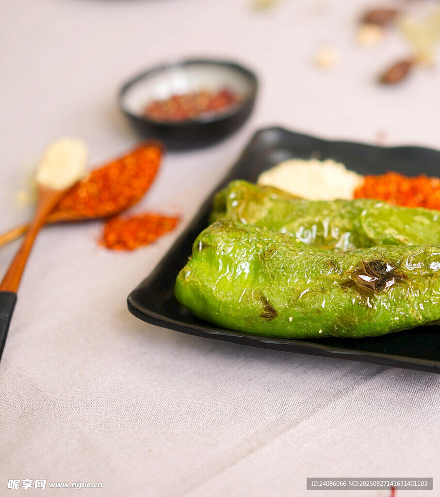 虎皮青椒摆盘特写