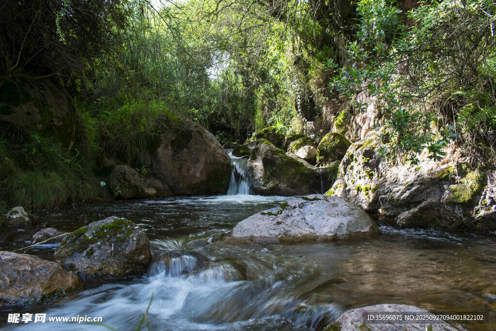 山间溪流潺潺的自然美景