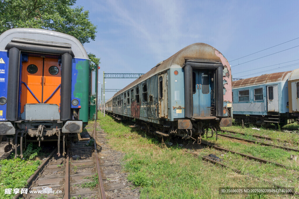 老旧火车停在铁轨上