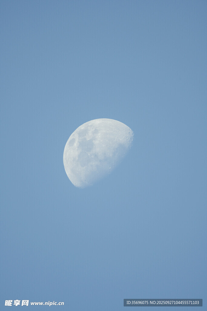 蓝天中的半圆月亮