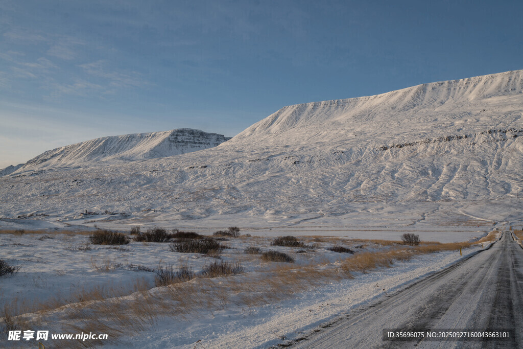 冬日雪山间的蜿蜒公路
