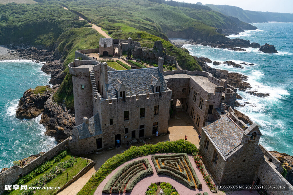 海岸边的古老城堡景观