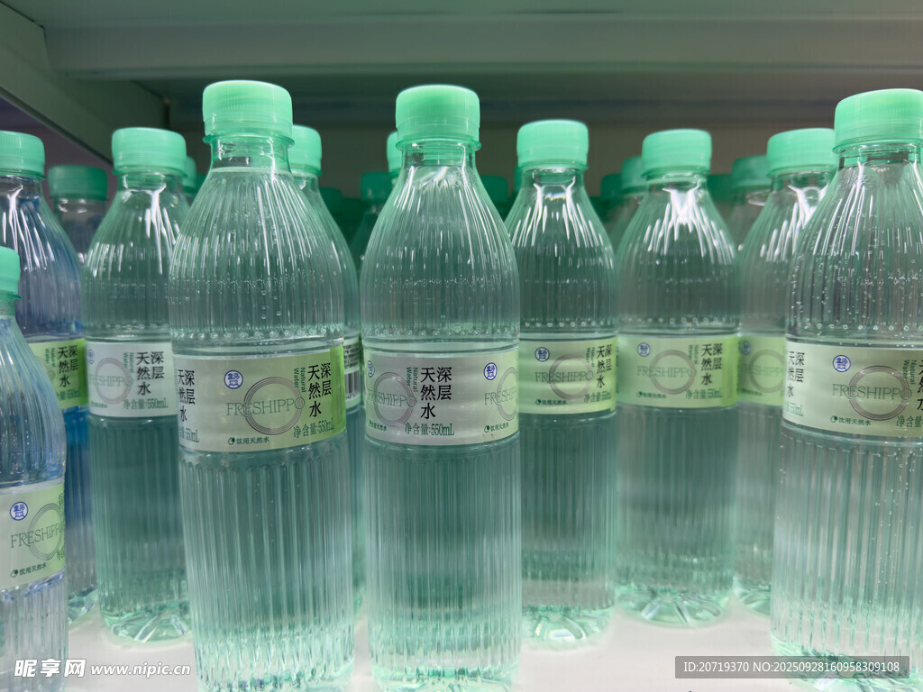 整齐排列的瓶装饮用水