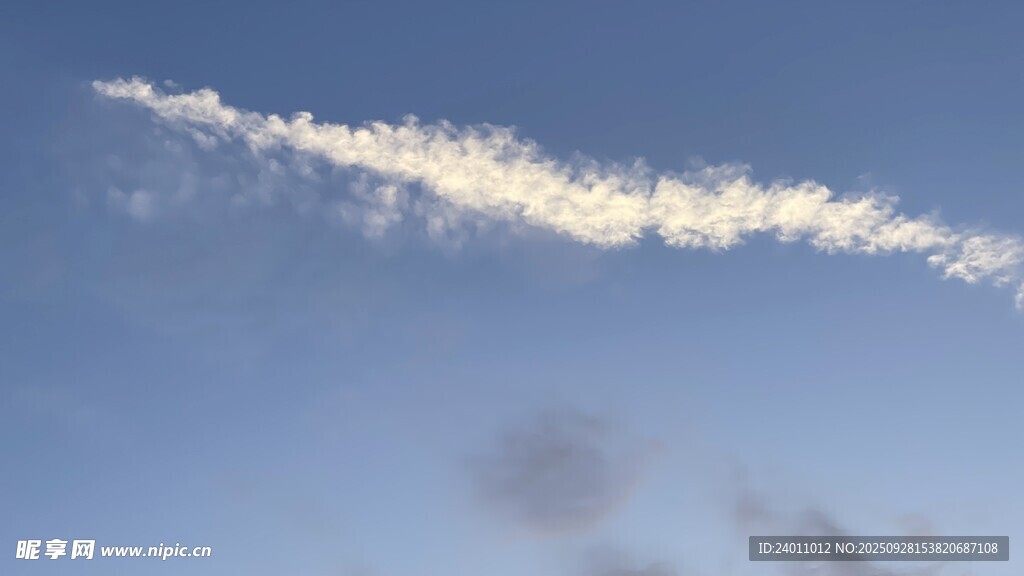 蓝天上的条状白云