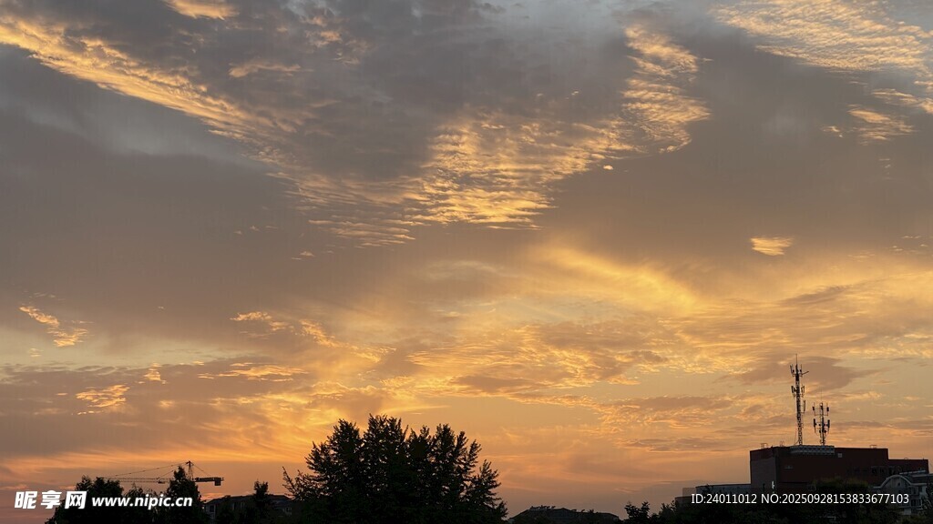 夕阳下的城市天际线