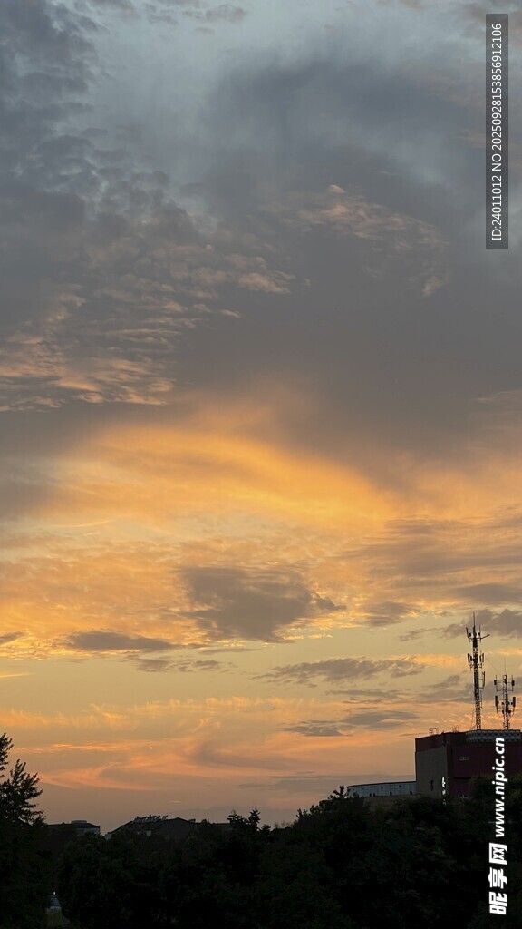 夕阳下的绚烂天空景色