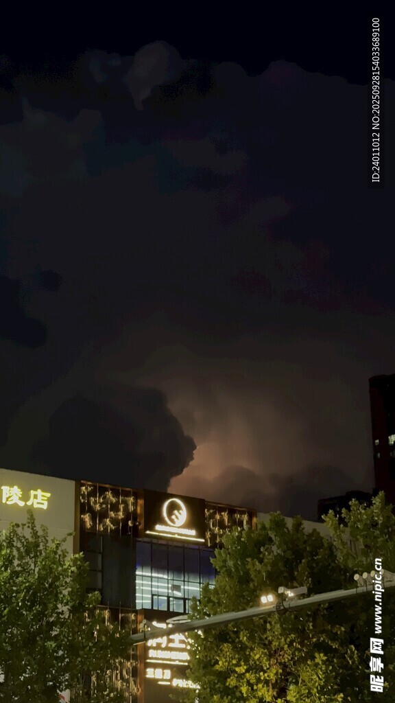 城市夜空下的乌云与灯火