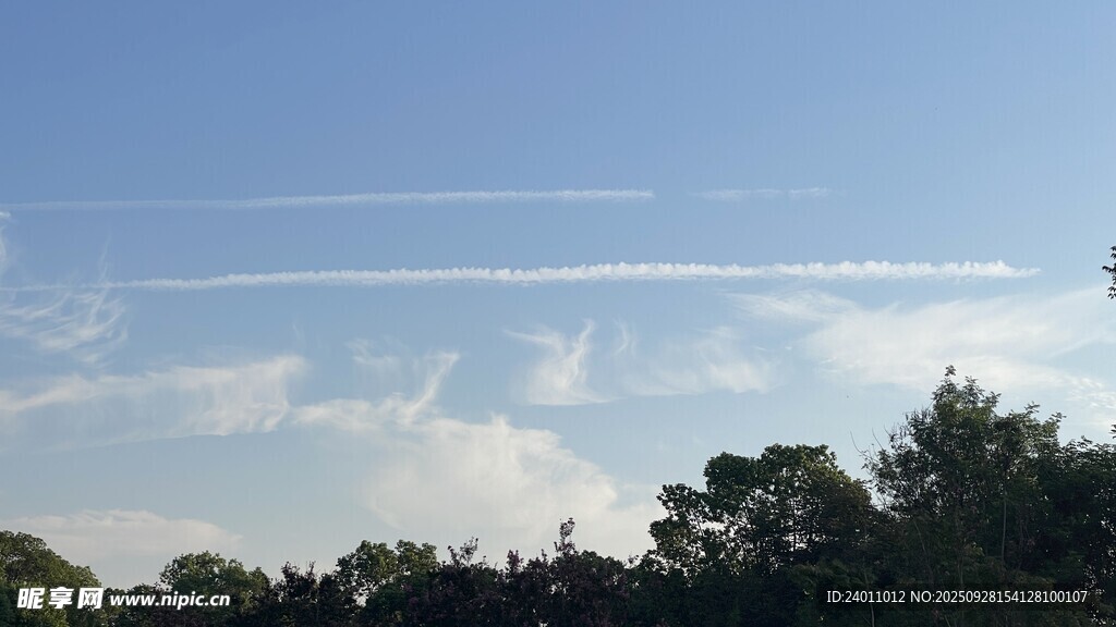 蓝天绿树间的轻盈云缕