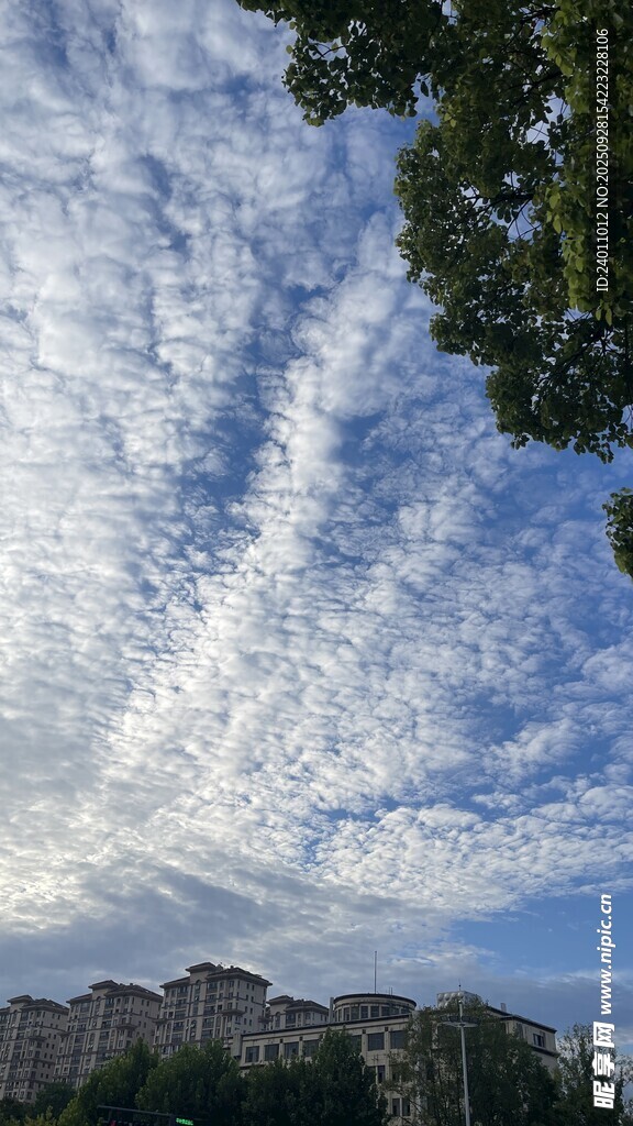 蓝天白云下的山峦景致