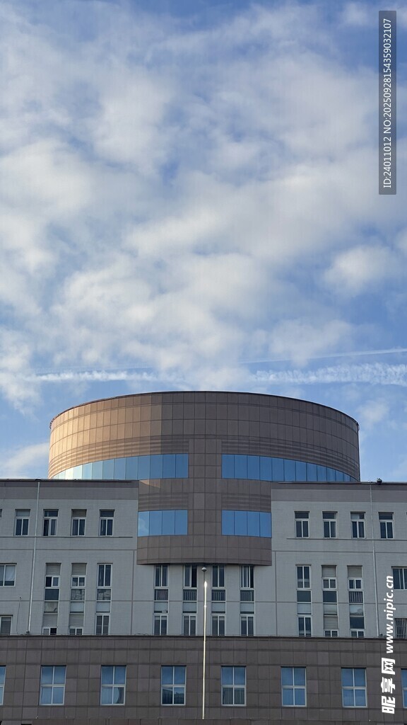 现代风格的多层建筑外观