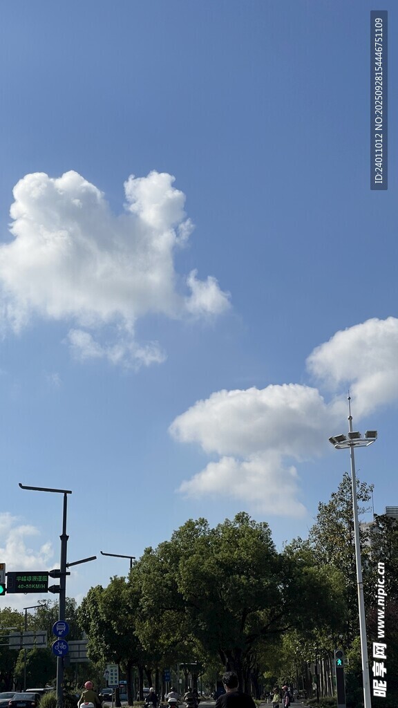 蓝天飘着几朵白云