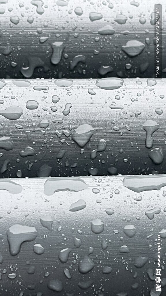 金属管上晶莹的水滴