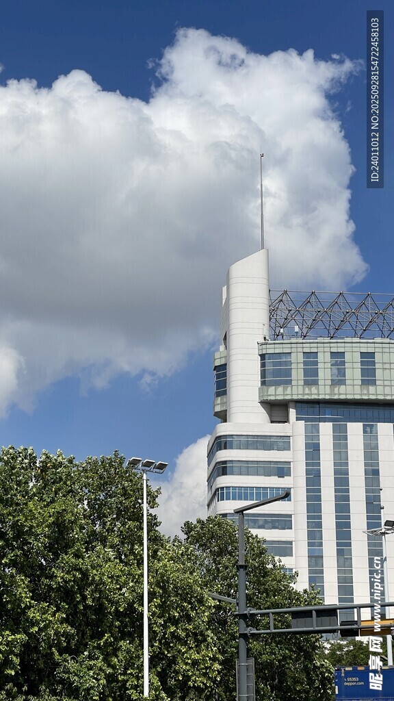 高楼矗立绿树蓝天间