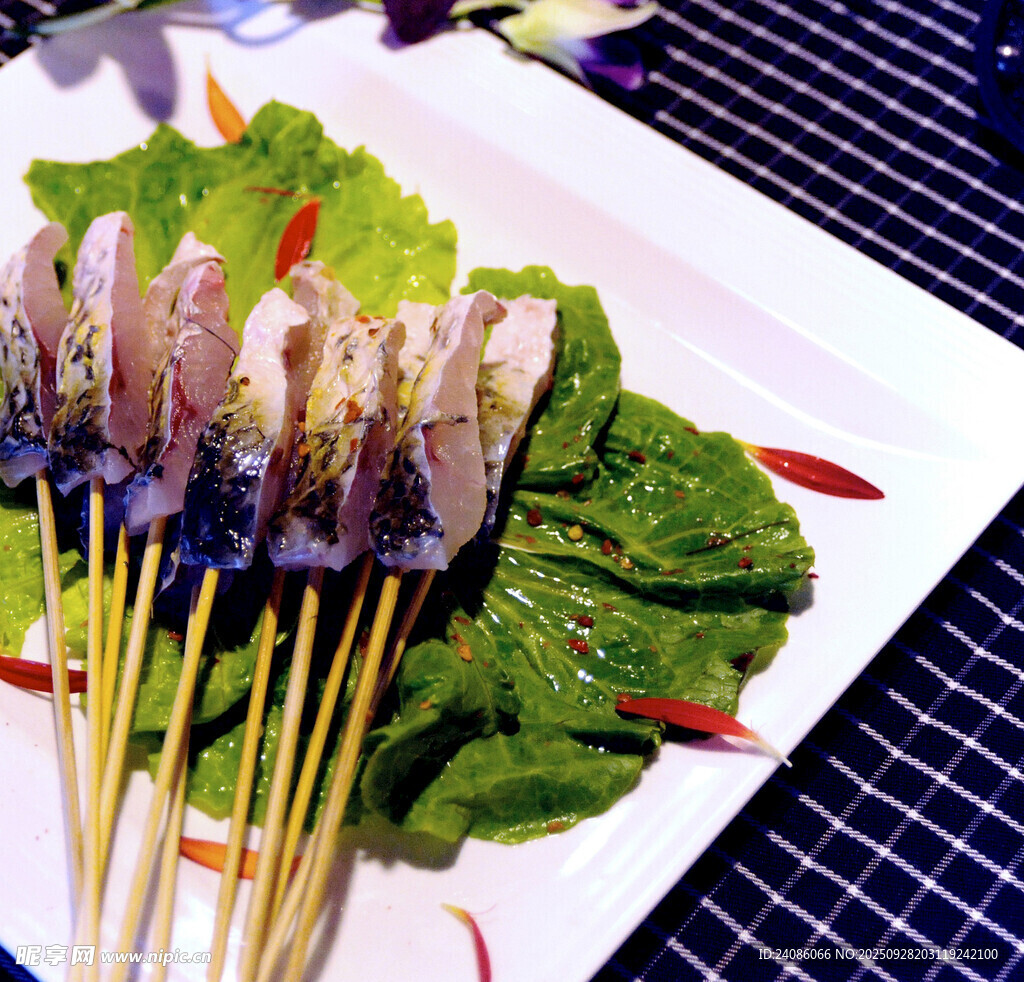 美味海兔串配翠绿蔬菜